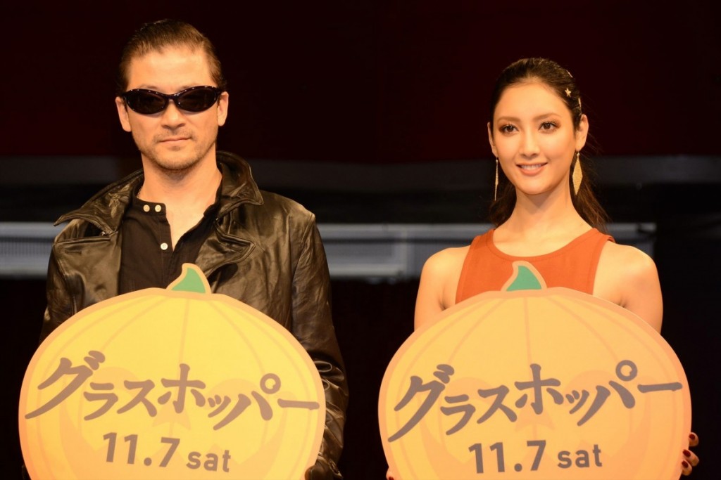 淺野忠信(左)、菜菜緒(右)