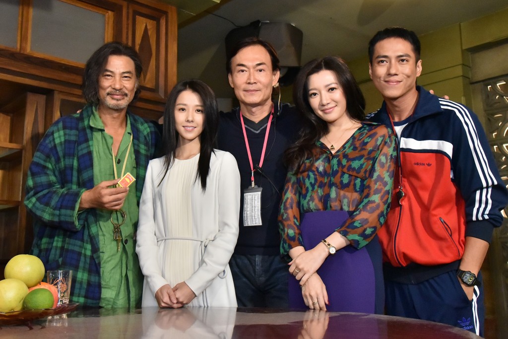 任達華(左一)邵雨薇(左二)崔震東(中)李杏(右二)莊凱勛(右一)
